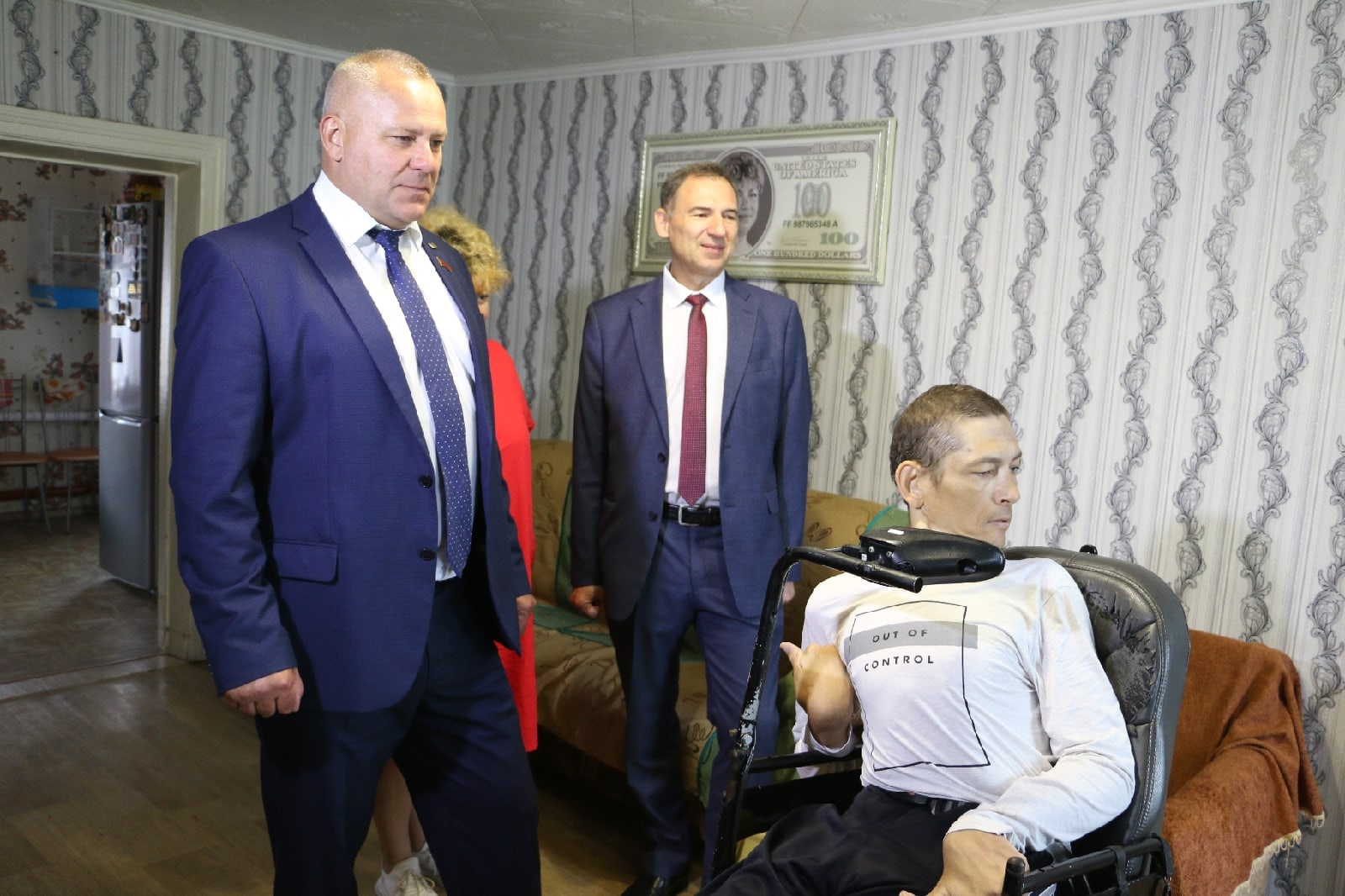 Спикер Брянской думы Суббот передал инвалиду из Новозыбкова многофункциональную коляску