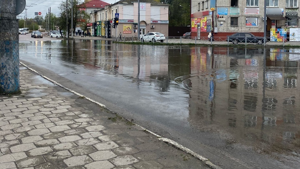После сильного дождя в Брянске снова затопило дорогу возле бежицкого рынка