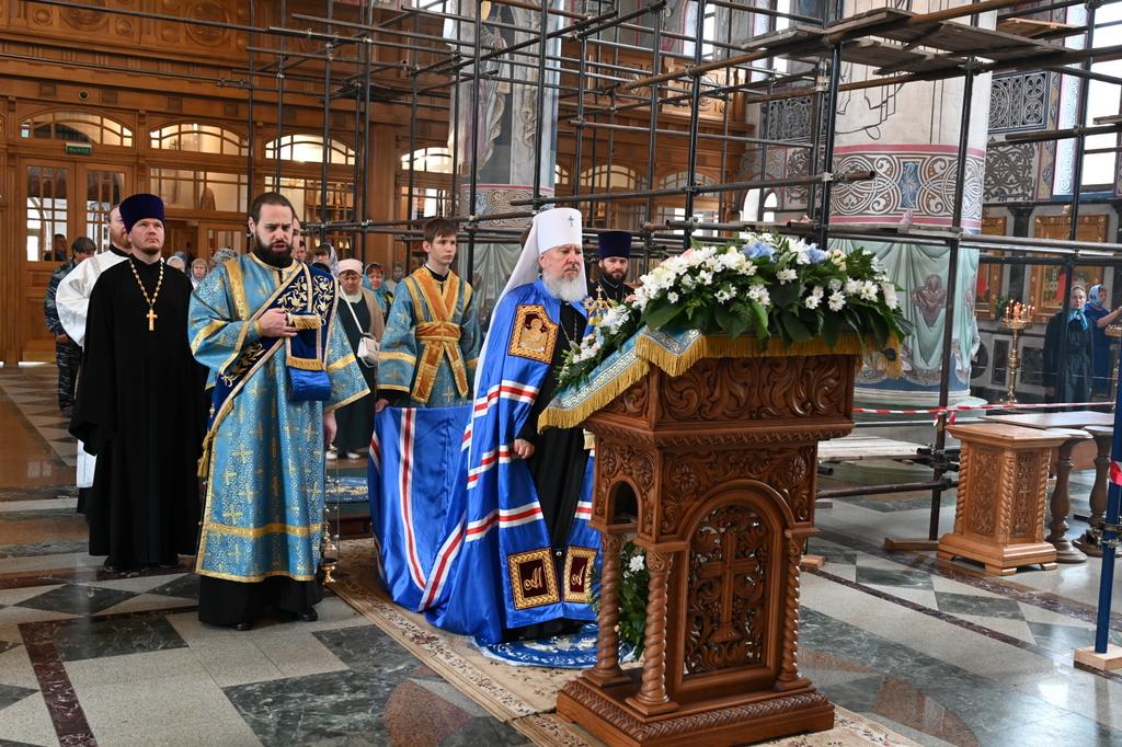 В Брянске митрополит Александр возглавил крестный ход в день Казанской иконы Божией матери
