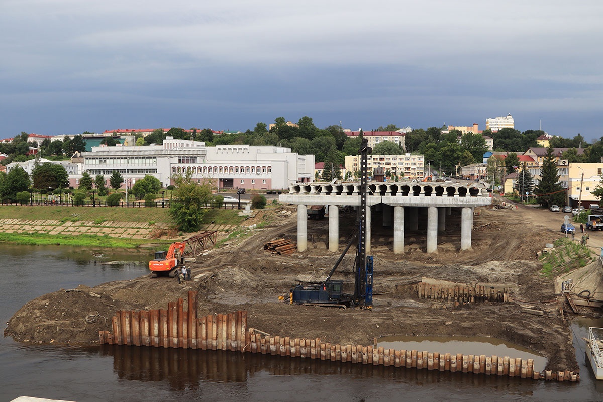 В Брянске на новом мосту на набережной продолжается строительство русловых опор