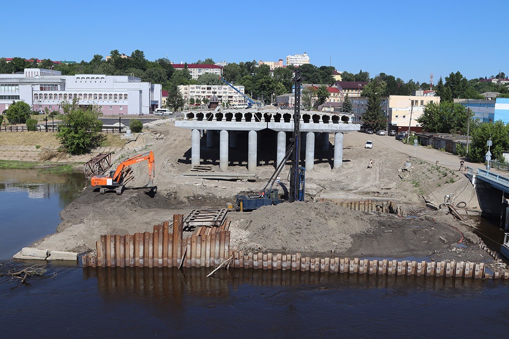 В Брянске на новом мосту на набережной начали строить русловые опоры