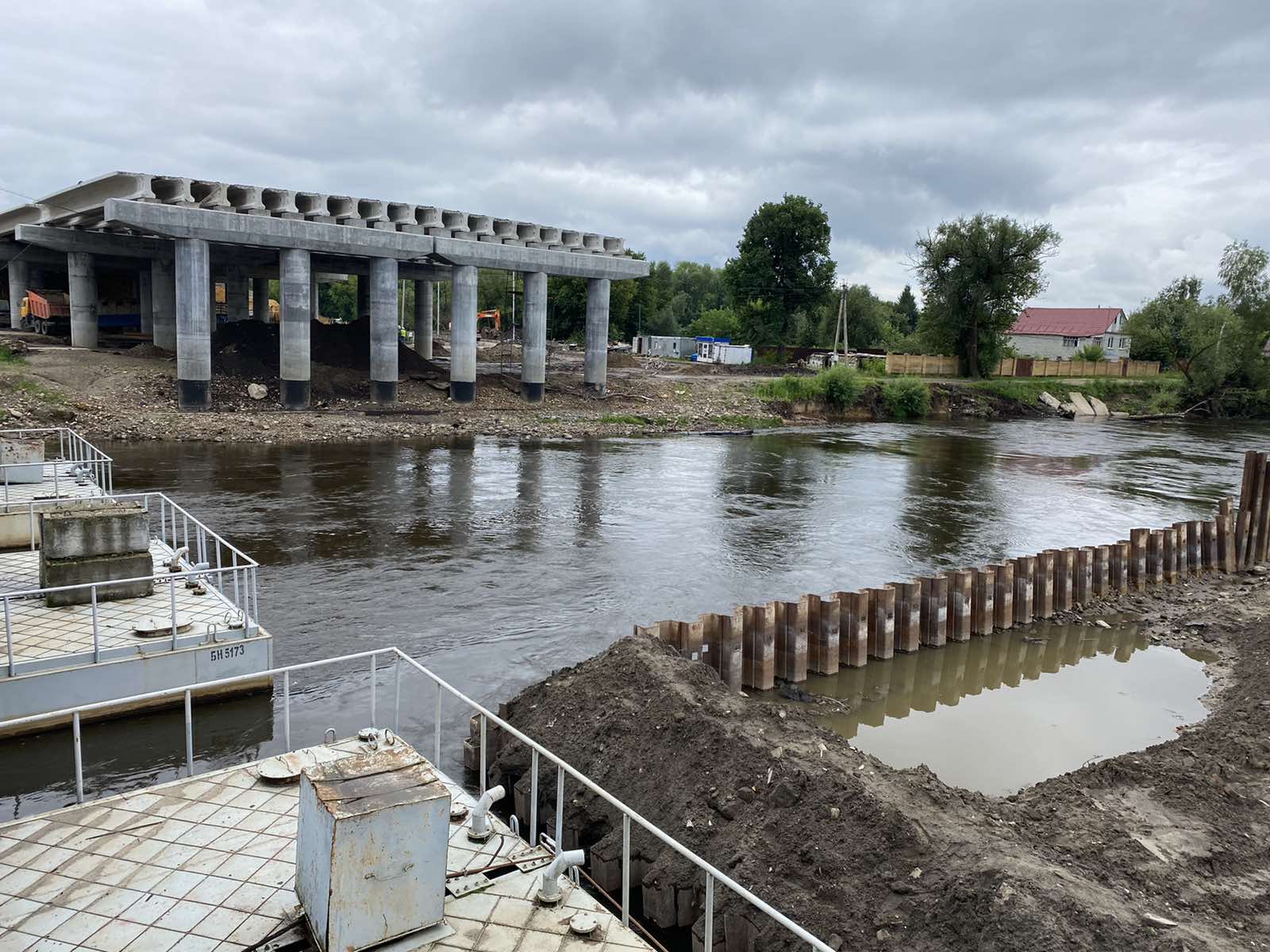 Из-за непогоды строительство моста на набережной в Брянске идет с отставанием от графика