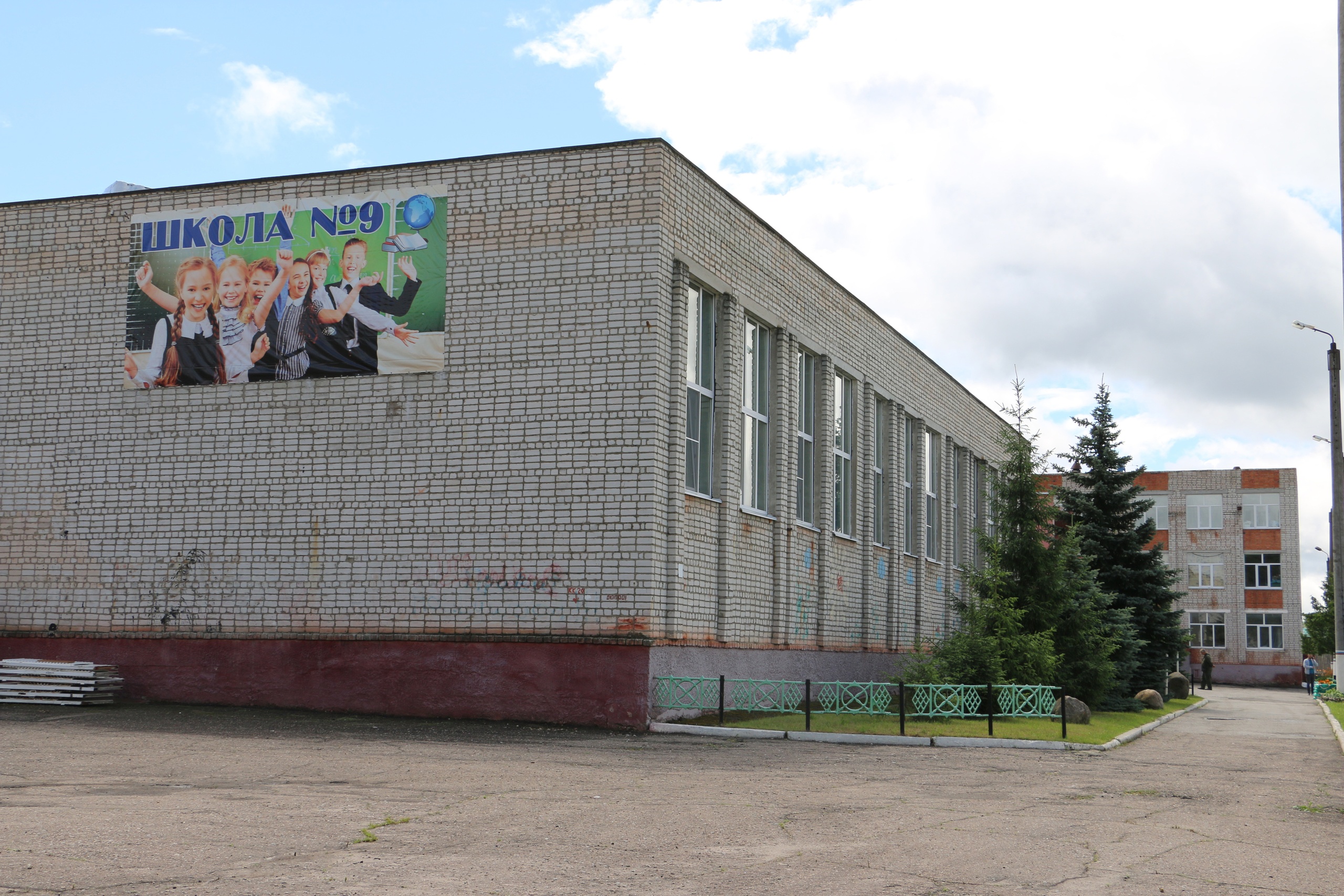 Брянский губернатор Александр Богомаз проверил ход капремонта школы в Новозыбкове