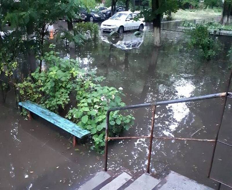 В Брянске после ливня ушел под воду двор дома на улице Орловской