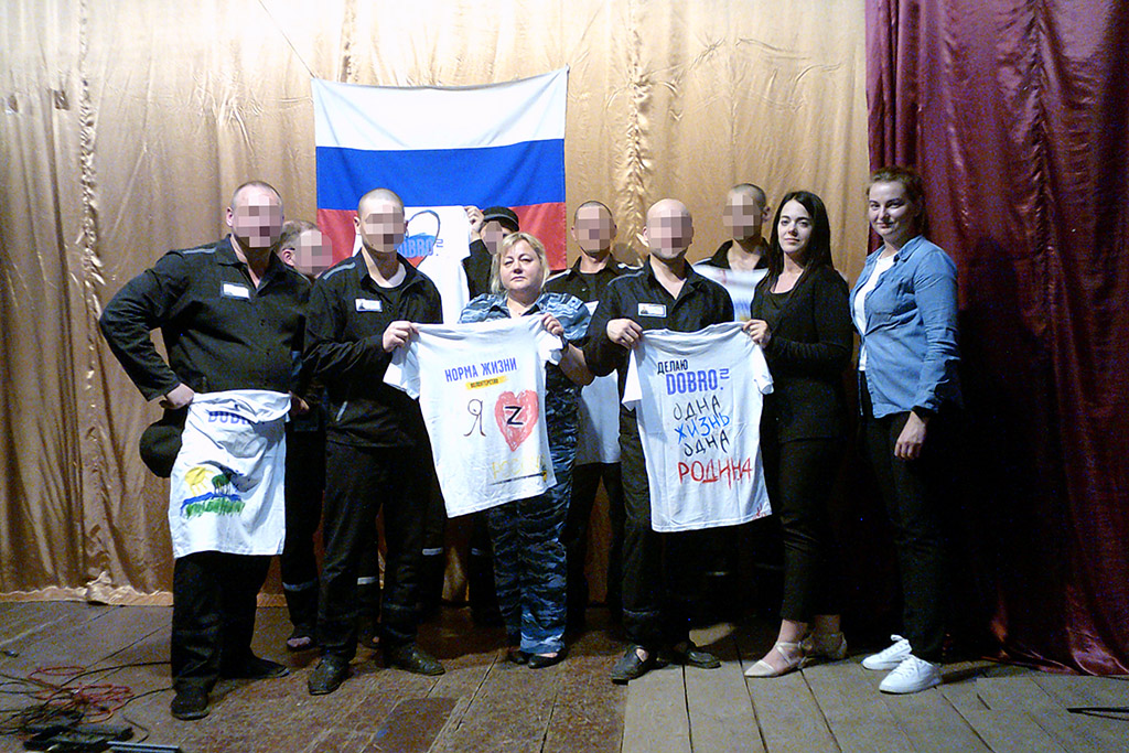 Волонтеры устроили для брянских осужденных мастер-класс по росписи футболок