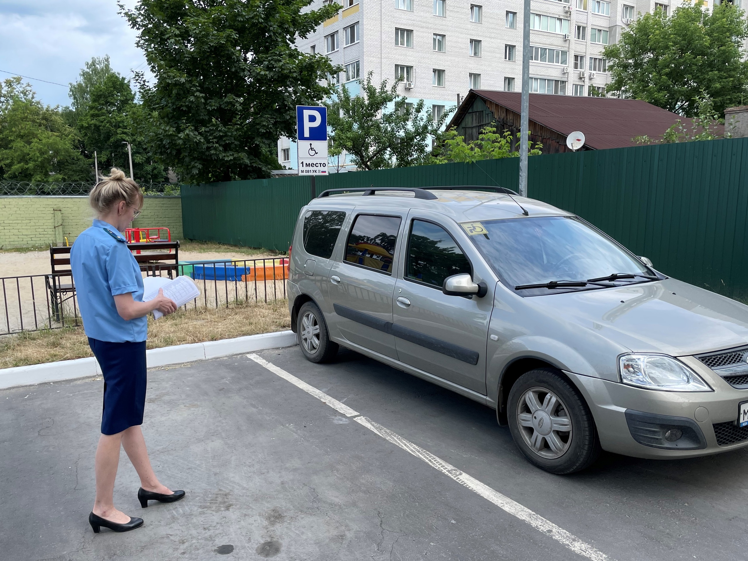 Прокуратура потребовала выделить места для парковки инвалидов в Брянске