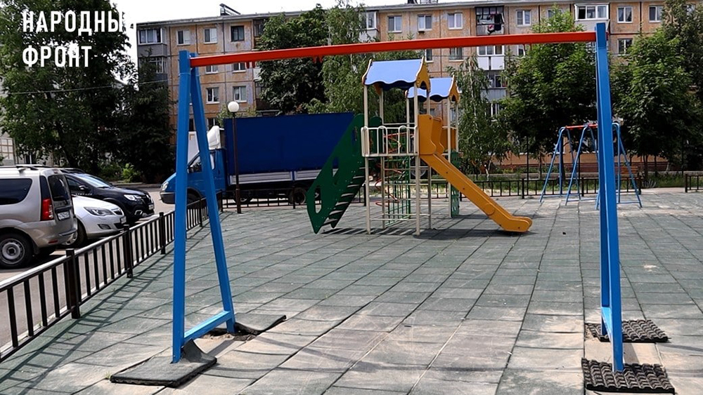 Брянские активисты ОНФ проверили детскую площадку в одном из дворов по улице Металлистов