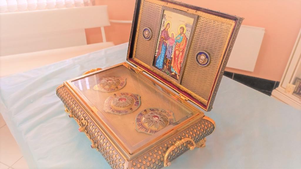 В онкоцентр Брянской детской больницы доставили ковчег с частью пояса Богородицы