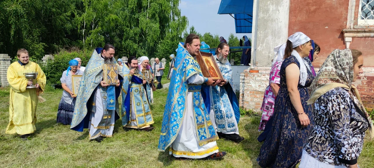 В Казанском храме Брянского района престольный праздник отметили Крестным ходом