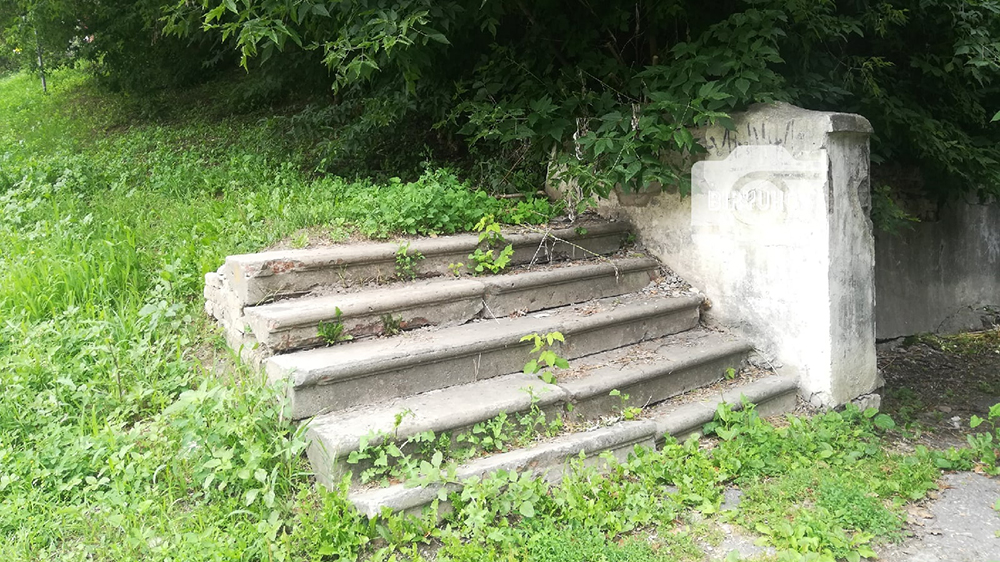 В Брянске нашли лестницу, которая ведёт в никуда