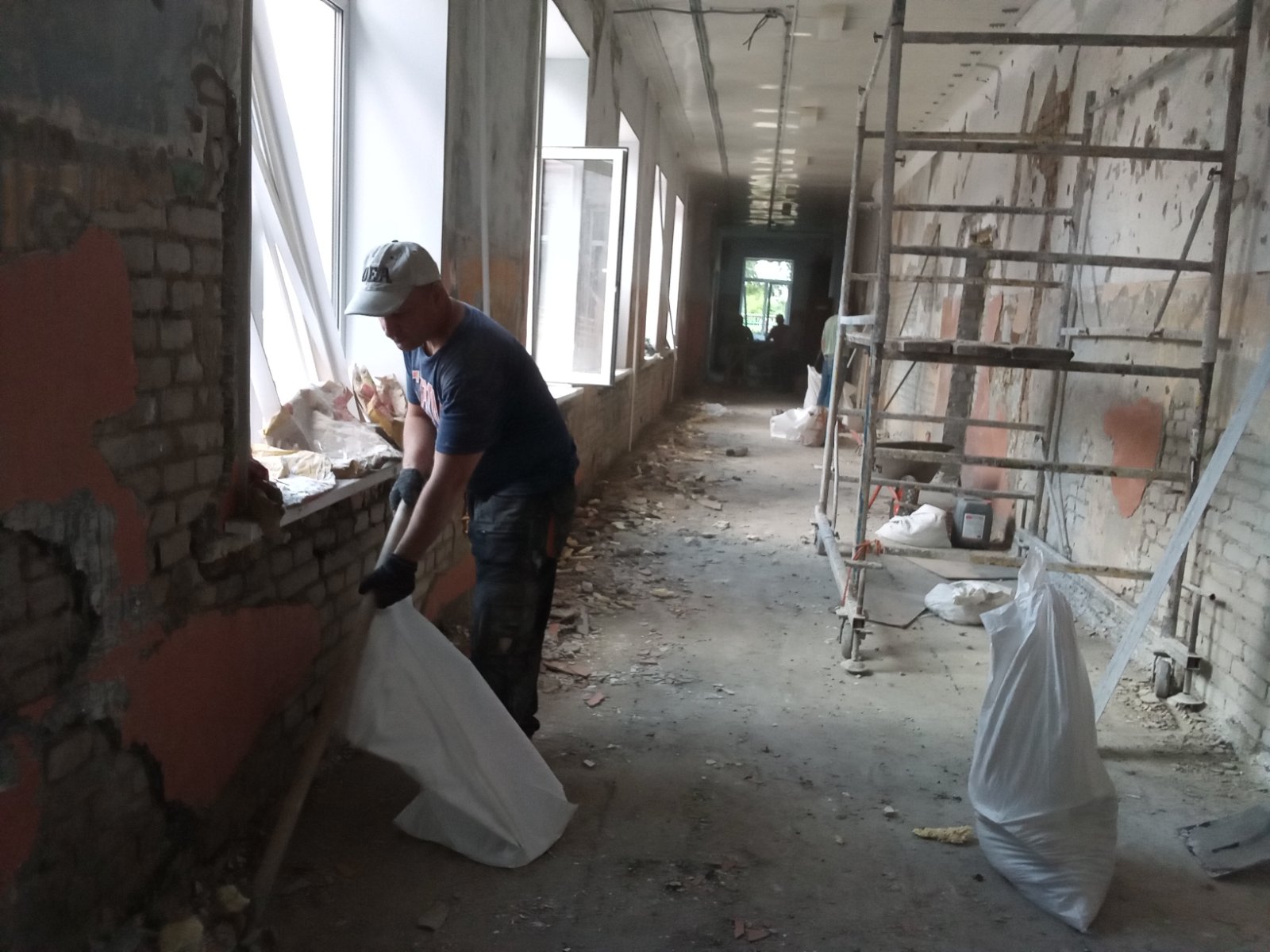 В брянском поселке Выгоничи продолжается капитальный ремонт школы