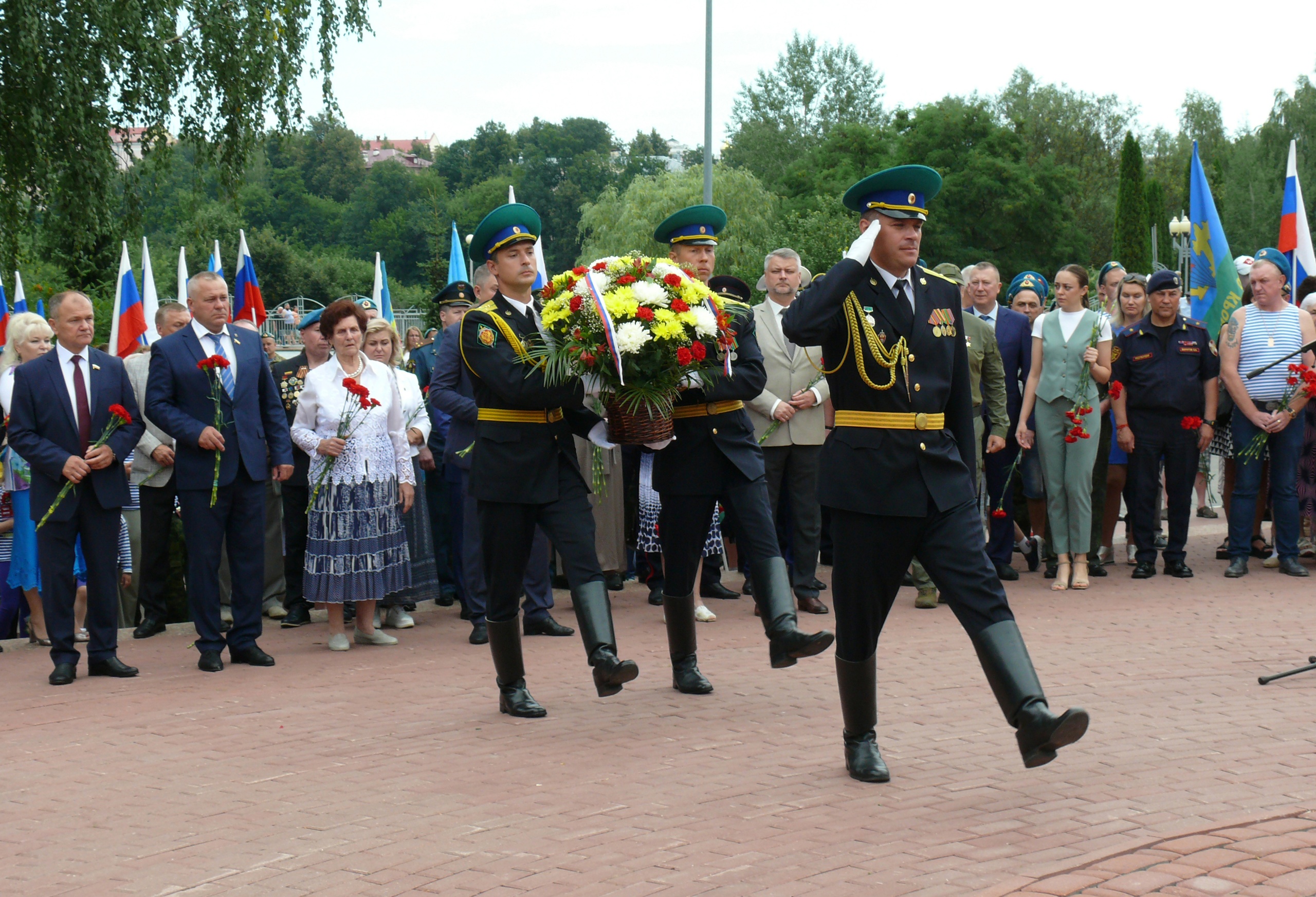 В день ВДВ у памятника Круговая оборона в Брянске прошла торжественная церемония