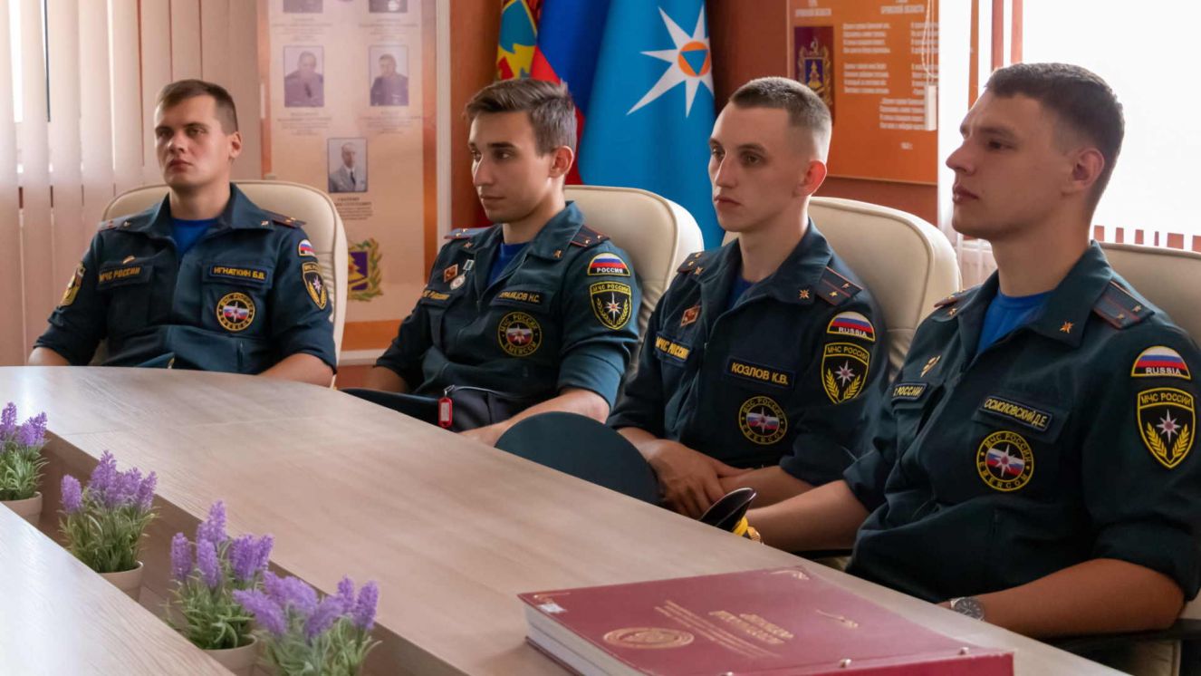 Ряды брянского МЧС пополнили молодые офицеры