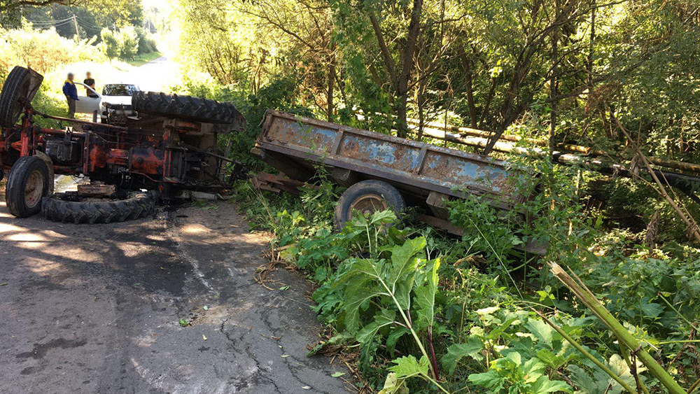 В Брянской области перевернулся трактор, водитель разбил голову