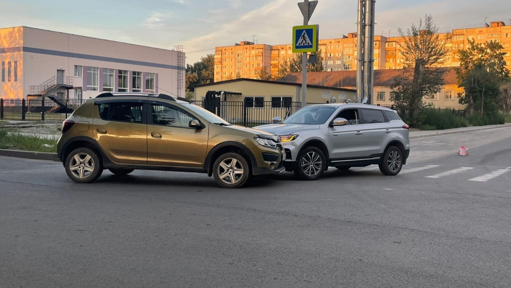 В Брянске на улице Вокзальной столкнулись два автомобиля