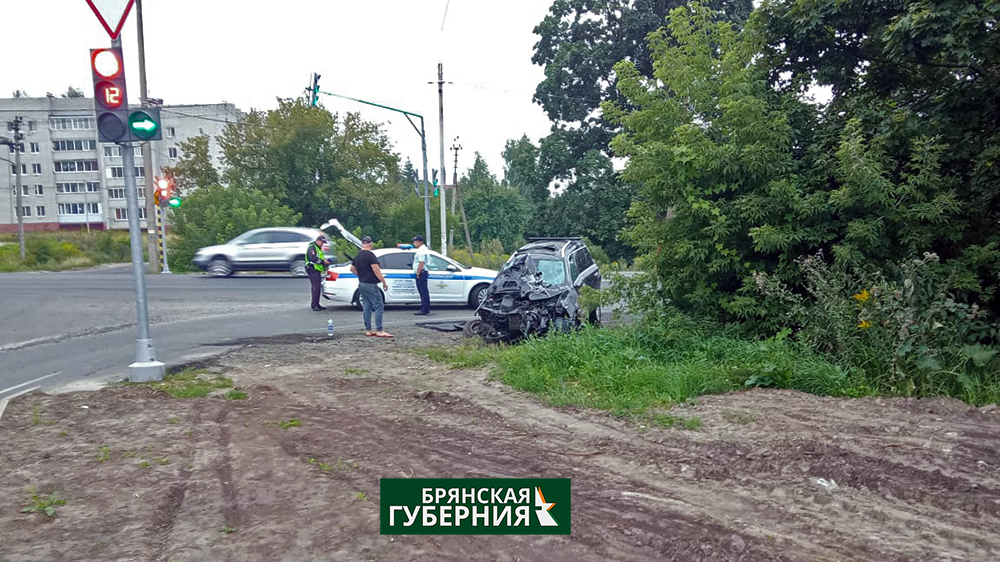 Публикуем новые снимки серьёзного ДТП в Брянске возле Путёвки