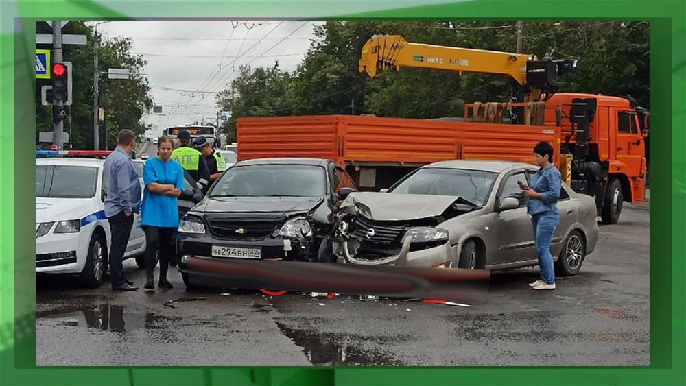 В районе остановки «Мечта» в Брянске столкнулись два автомобиля