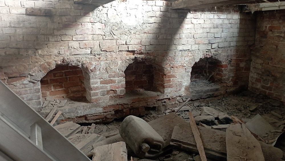 При реставрации в подвале церкви в Брянской области обнаружили «подземные» окна