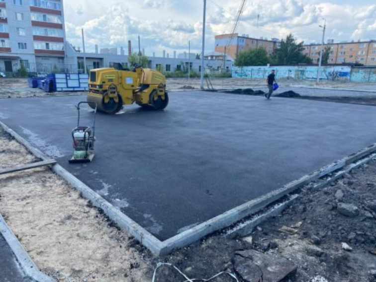 В Карачеве продолжается ремонт многофункциональной спортивной площадки