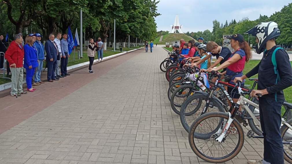 На Кургане Бессмертия в Брянске прошел велокросс ко Дню российского флага