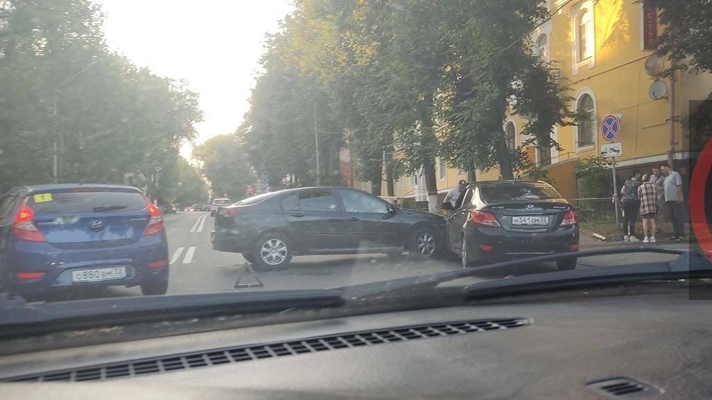 На улице Горького в Брянске из-за аварии возникла пробка