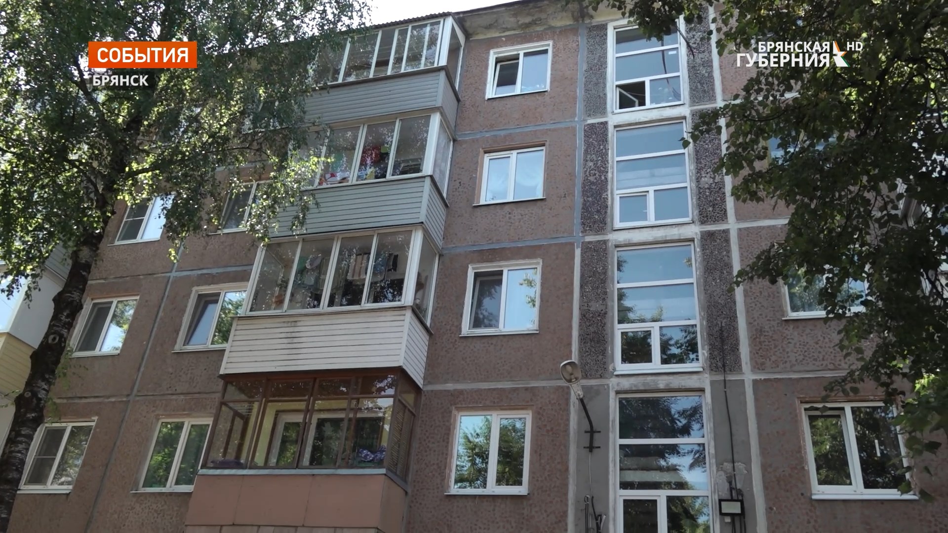 Жильцы дома по переулку Ново-Советскому в Брянске почти год прожили под протекающей крышей
