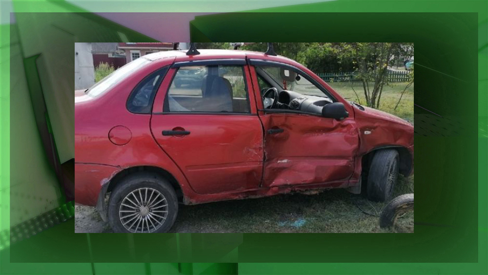 В Навле на парковке водитель повредил две машины и едва не сбил женщину с ребенком
