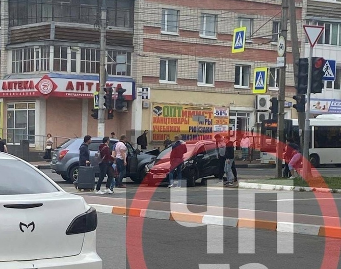 Иномарка протаранила другую на улице Дуки в Брянске – никто не пострадал