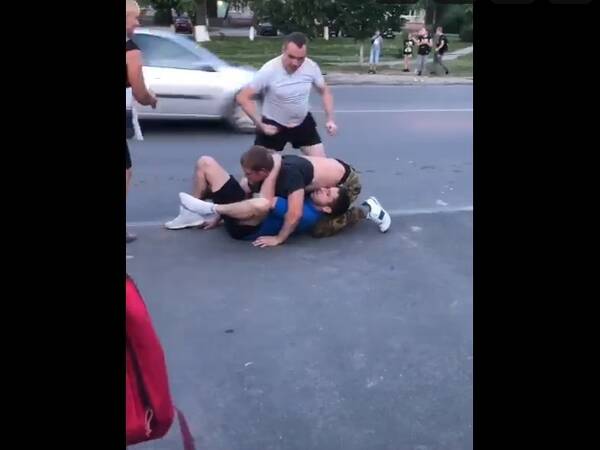 Видео уличной драки в Брянске попало в социальные сети