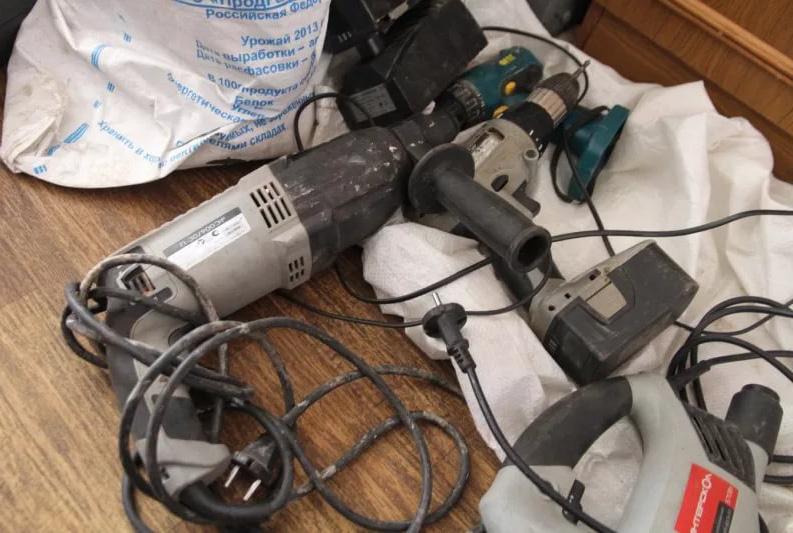 В Брянске двое дачных воров вынесли из подсобки электротехнику и инструмент