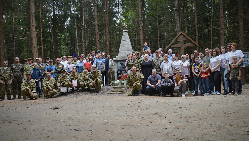 В Брянской области установили памятник погибшему экипажу самолета Ил-4