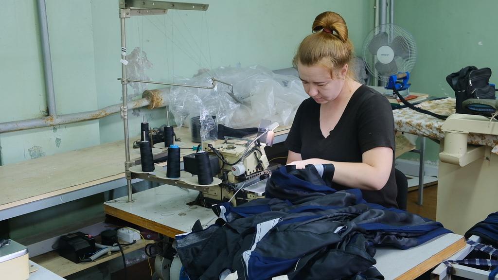 Брянские швейники передали 1000 комплектов школьной формы детям Донбасса