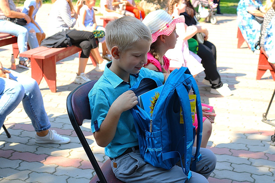 В Брянске ребятам из многодетных семей вручили школьные портфели со всем необходимым