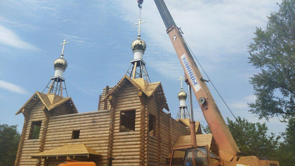 В городе Фокино освятили и установили купола на Рождественский храм