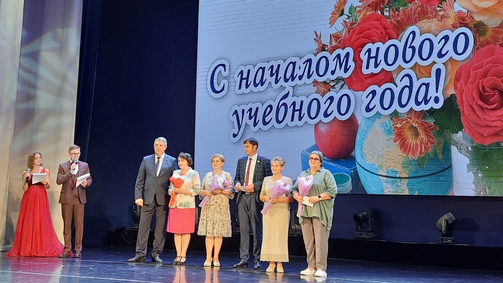 Брянский губернатор вручил учителям государственные награды