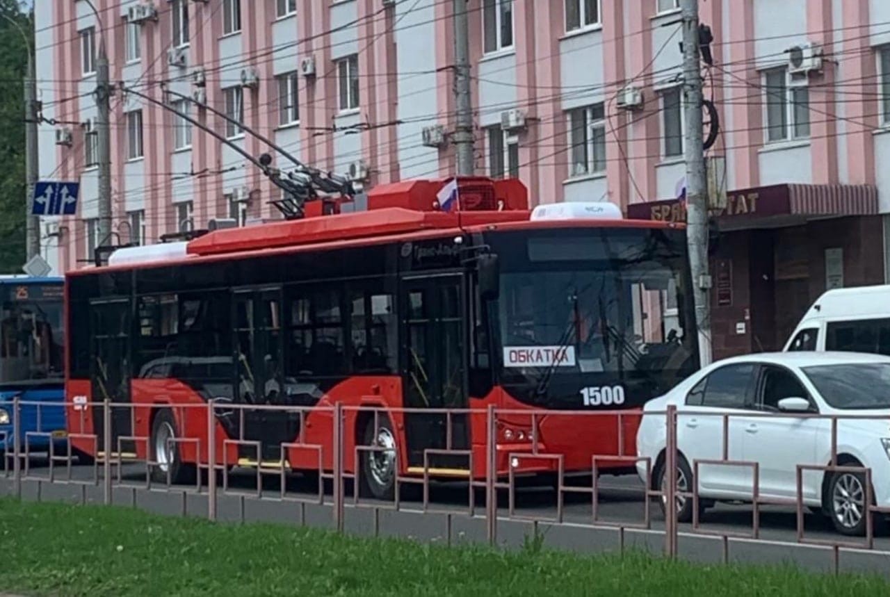 В Брянске на обкатку вышел первый красный троллейбус