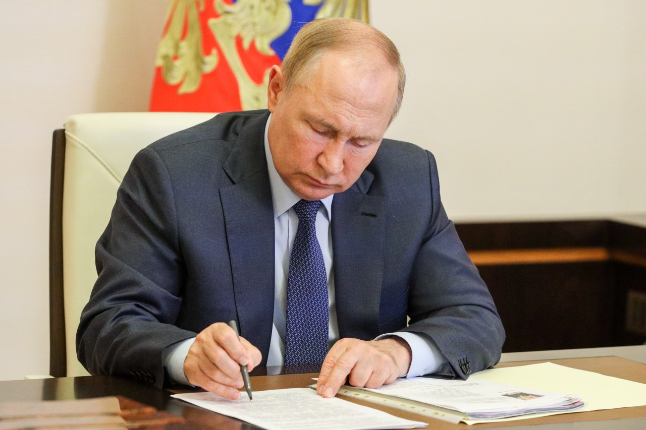 Президент Путин подписал указ об учреждении звания "Мать-героиня"