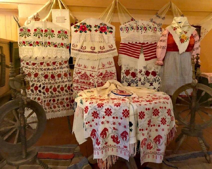 В старинном брянском селе Лопатни на выставку «Вышитая старина» собрали рушники