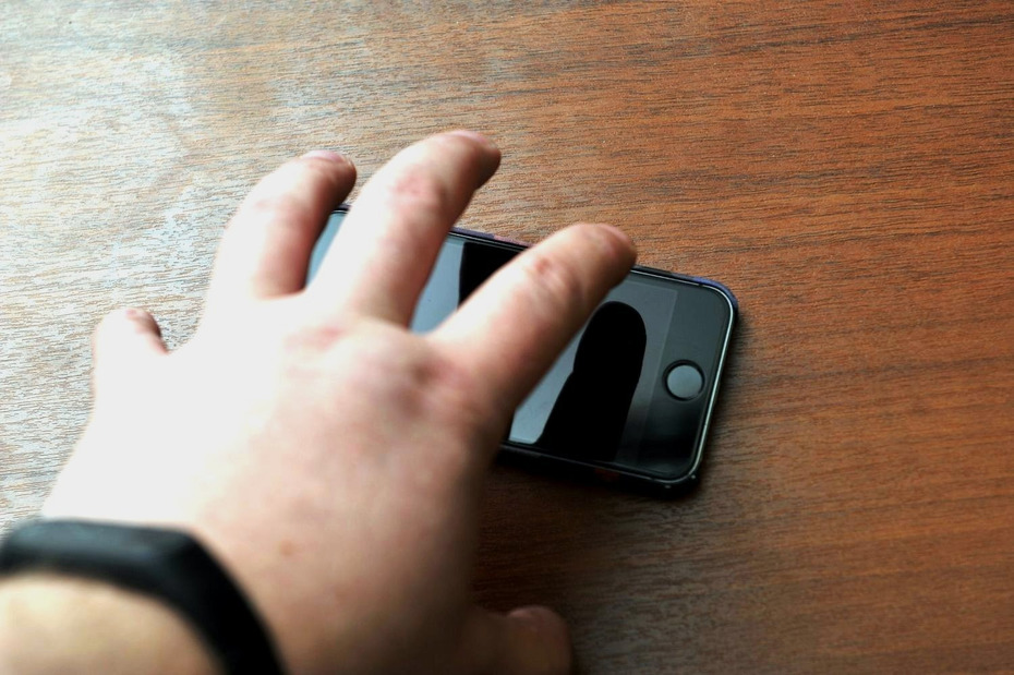 Выгоничские полицейские задержали похитителя мобильного телефона