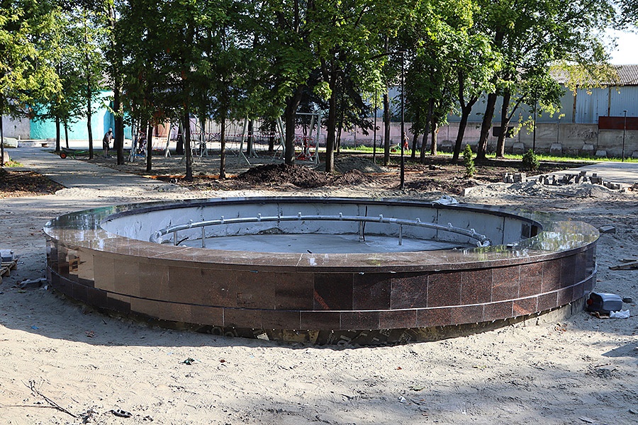 В парке «Юность» в Брянске облицевали гранитом новый фонтан