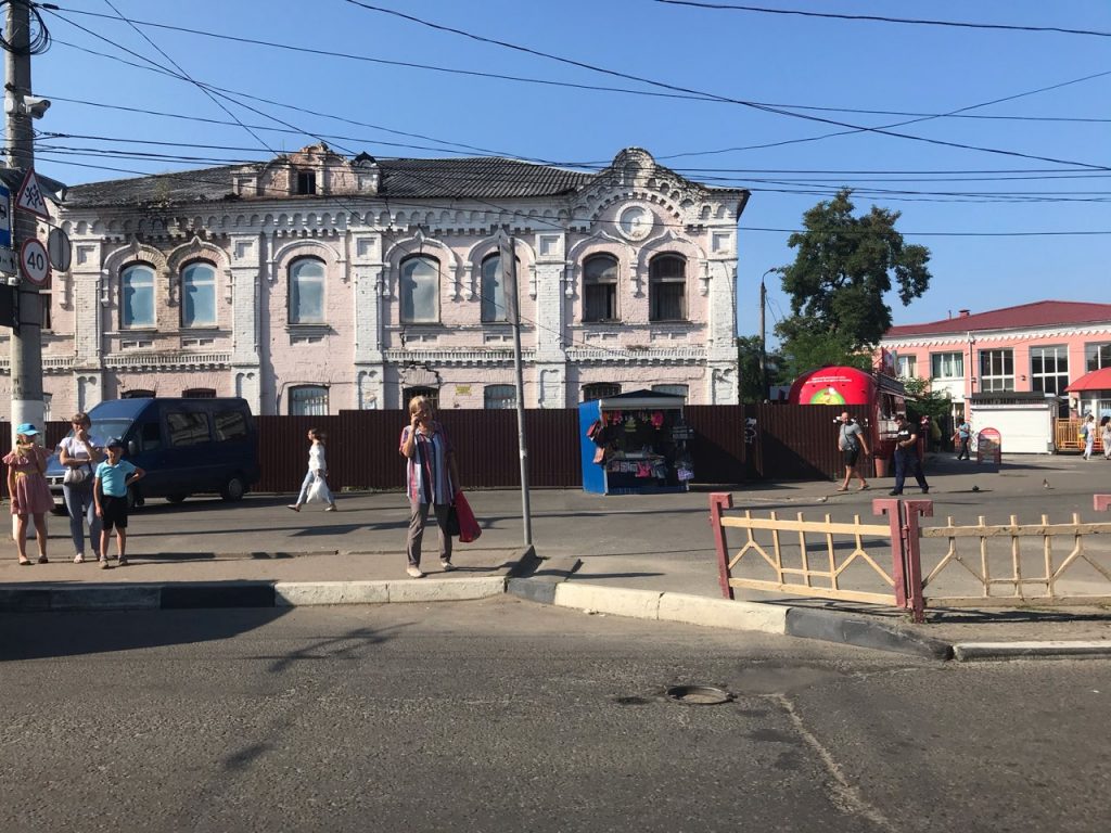 Историческое здание канатной фабрики в Брянске обнесли забором