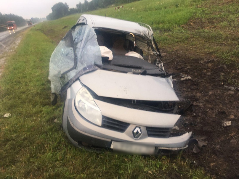 На брянской трассе легковушка влетела в фуру: ранен 31-летний водитель