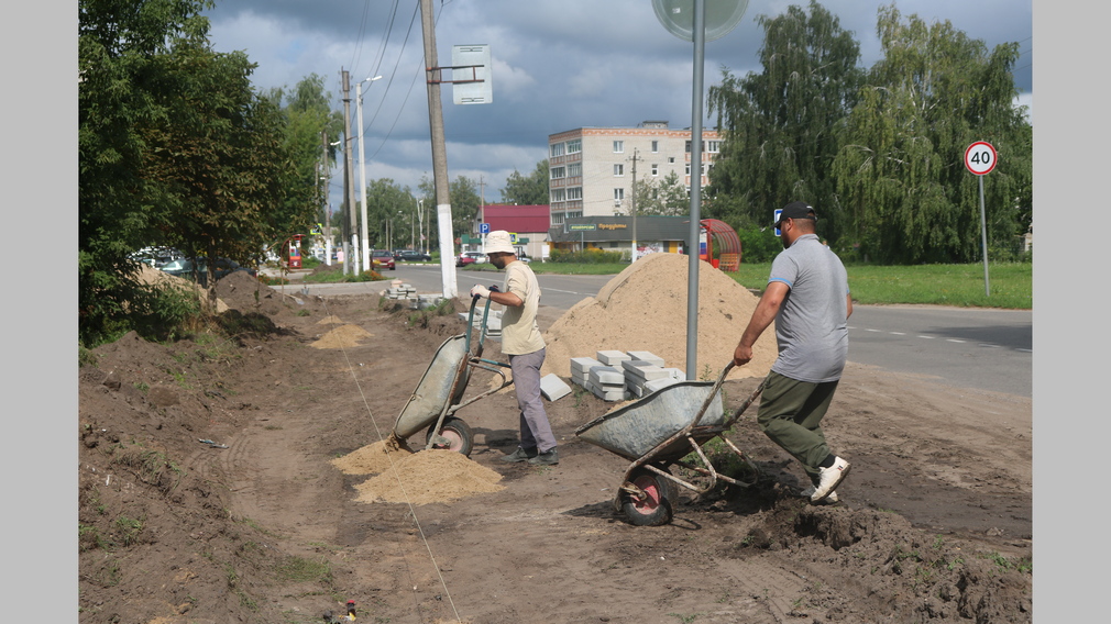 В Стародубе Брянской области на улице Семашко строят новый тротуар