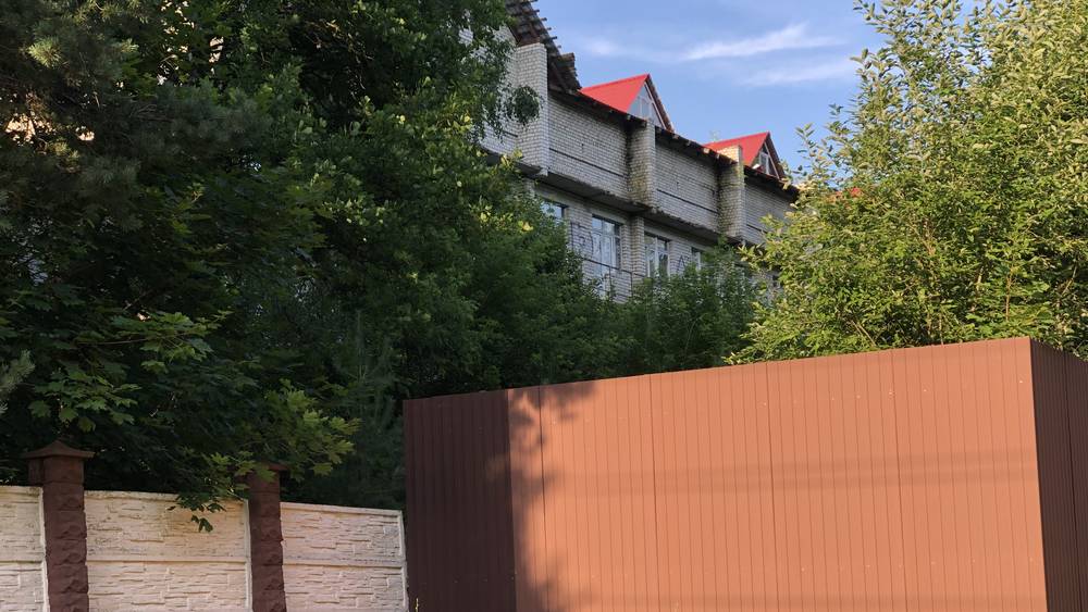 Недостроенное здание профилактория УМВД в Брянской области утонуло в листьях