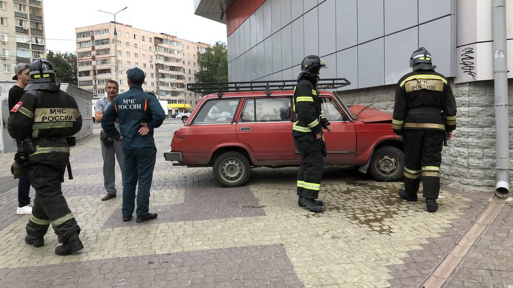 Цыганята угнали машину и врезались в торговый центр «Айсберг»