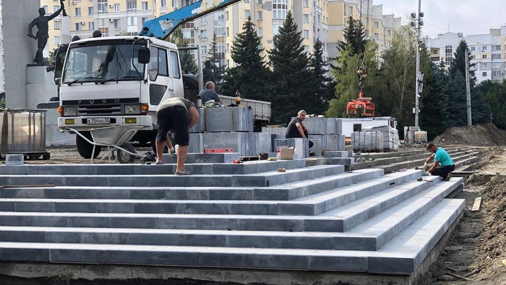 Лестница на площади Партизан в Брянске постепенно приобретает итоговый вид