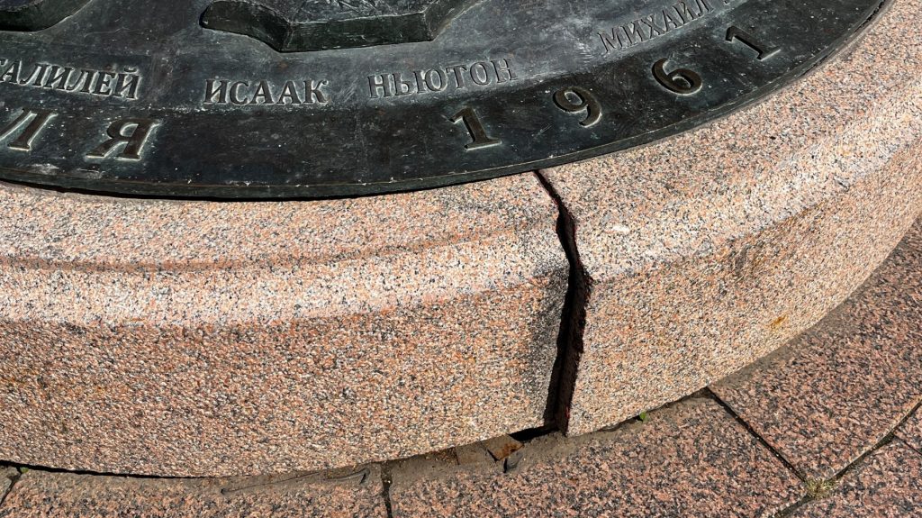На фундаменте памятника основоположникам космонавтики в Брянске появились трещины