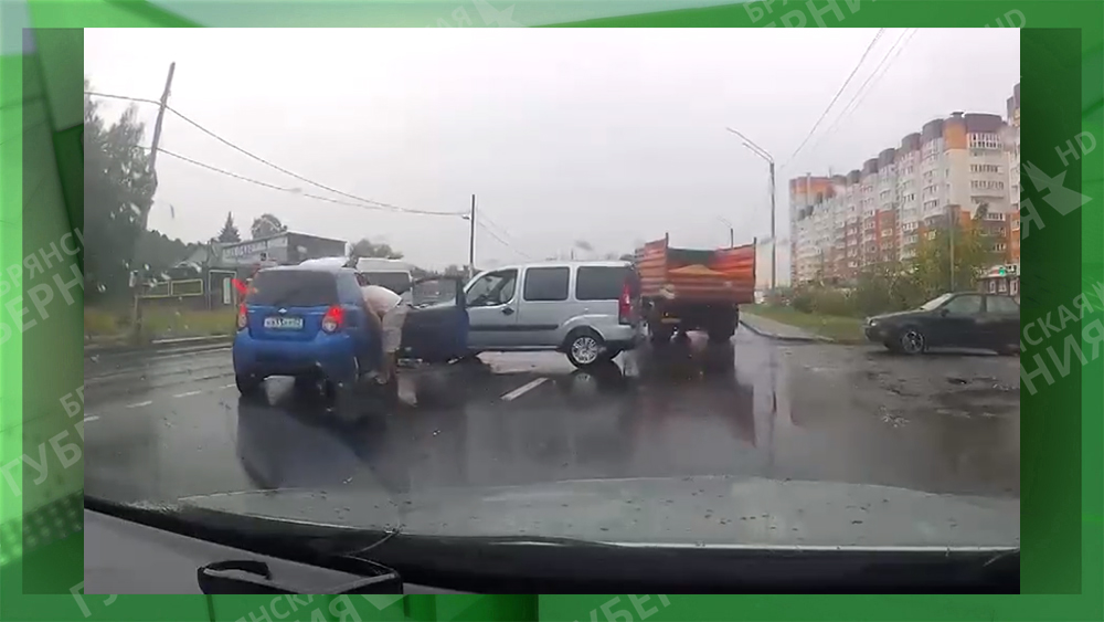 Серьёзно повреждены легковые автомобили в аварии на Флотской в Брянске