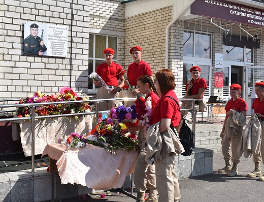 В Клетне увековечили память погибшего на Украине Сергея Голикова