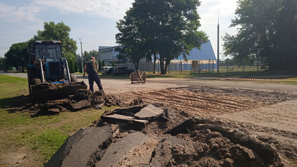 В Суземке заделали яму на дороге напротив ФОКа по улице Первомайской